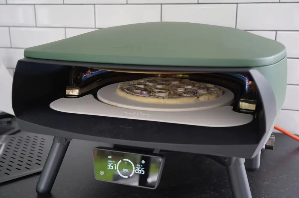 Brizza - Brezelpizza mit Weißwurst + 10 Varianten 5 Die Brezelpizza wird im Witt Etna Rotante Control Pizzaofen gebacken