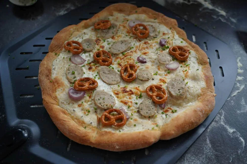 Brizza - Brezelpizza mit Weißwurst + 10 Varianten 6 Brizza mit Weißwurst und Mini-Brezeln