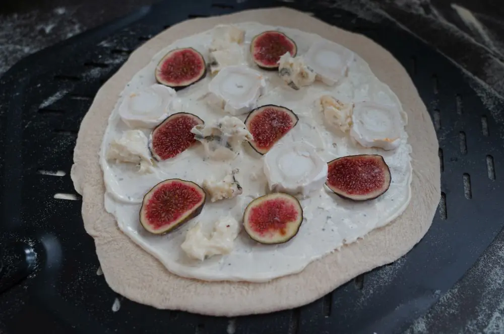 Die Pizza mit Feigen wird belegt