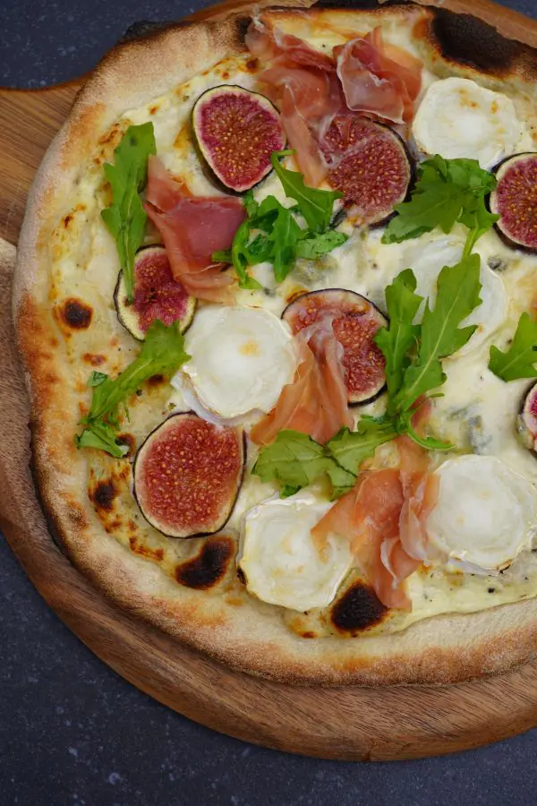 Feigenpizza mit Ziegenkäse und Serrano-Schinken