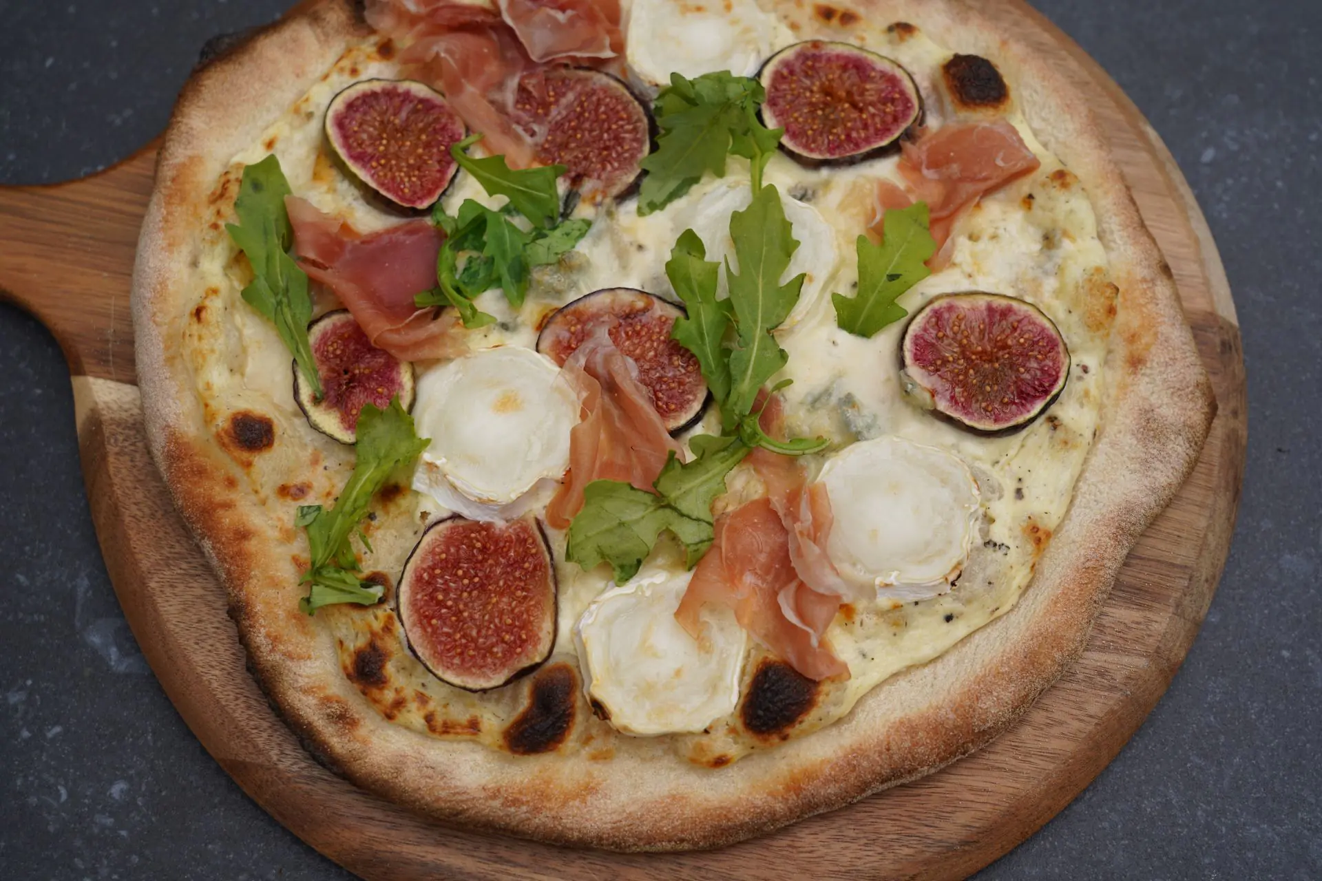 Feigenpizza mit Ziegenkäse und Serrano-Schinken