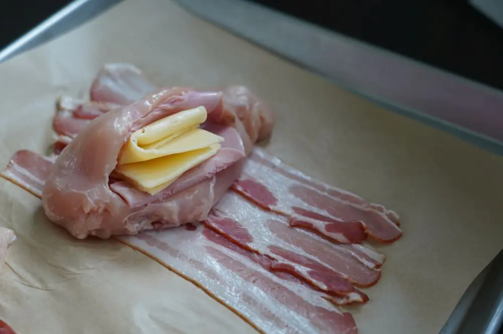 Gefüllte Hähnchenbrust aus der Heißluftfritteuse 5 Die Hähnchenbrust wird mit Schinken und Käse gefüllt