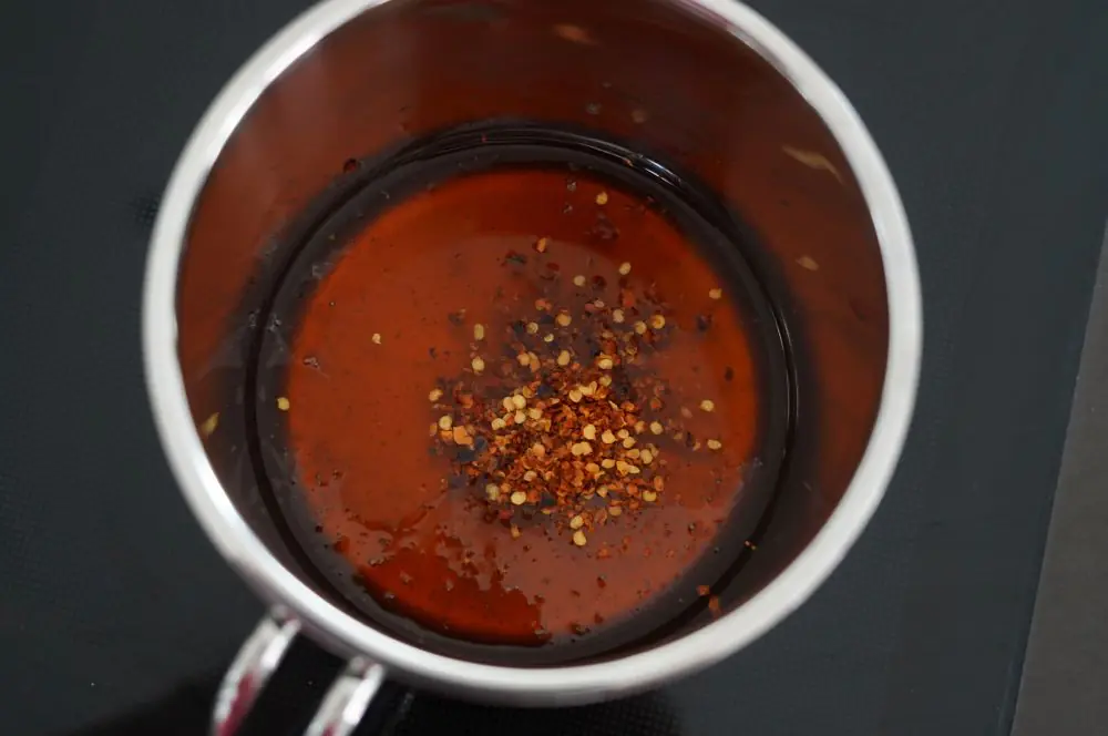 Hot Honey - Rezept für scharfen Honig mit Chili 2 Der Honig wird mit Chiliflocken erhitzt