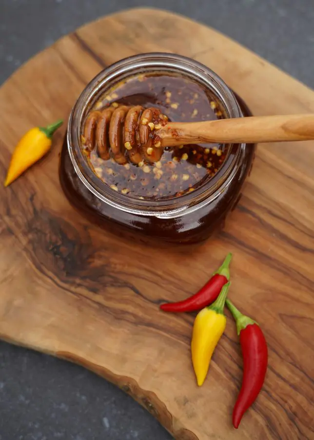 Hot Honey - Rezept für scharfen Honig mit Chili 3 Hot Honey mit Chiliflocken