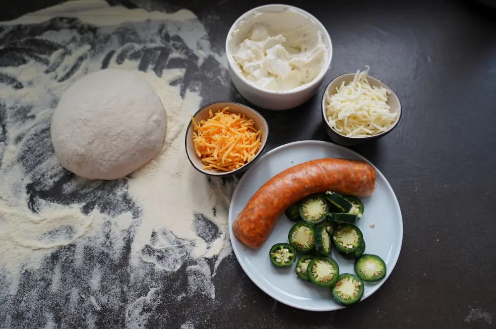 Alle Zutaten für die Jalapeño Popper Pizza auf einen Blick