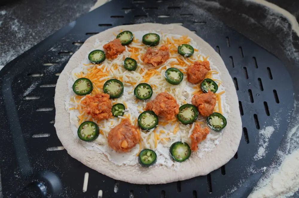 Die Jalapeño Popper Pizza wird belegt