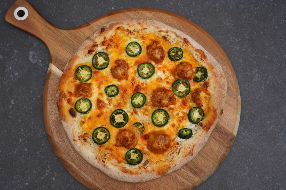Jalapeño Popper Pizza mit Donlicate Cheddar Chili Brats