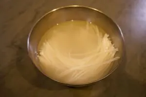 Cremige Erdnusssoße in einer Schüssel für Pad Thai mit Garnelen