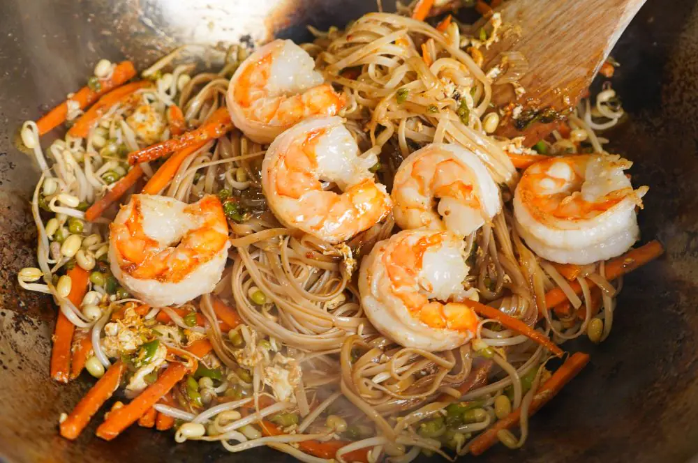 Garnelen und Sprossen kommen mit ins Pad Thai