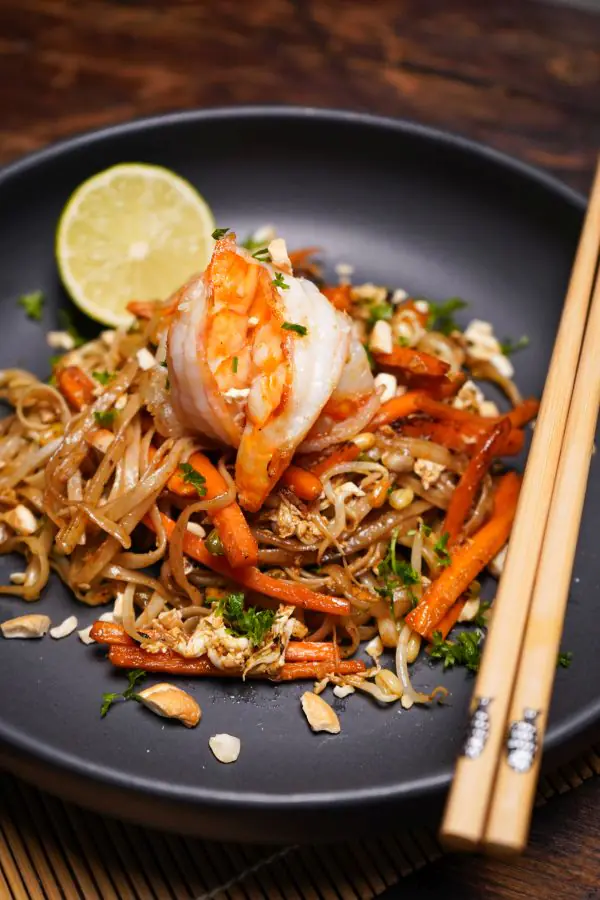 Das fertige Pad Thai wird serviert