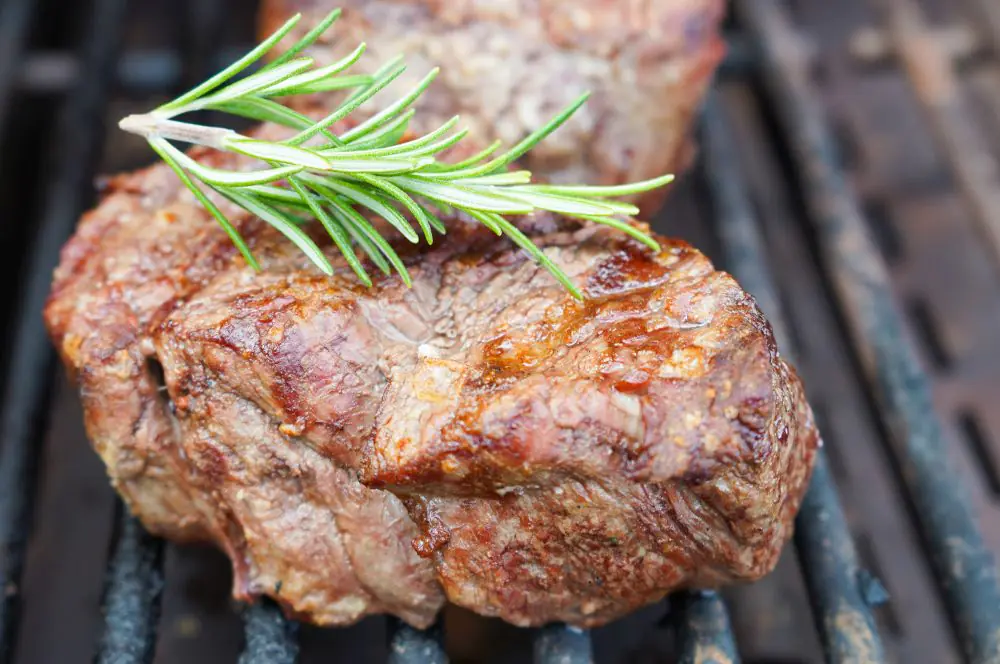 Steak Diane - Filetsteaks mit Cognac-Pilzsauce 2 Die Filetsteaks werden gegrillt