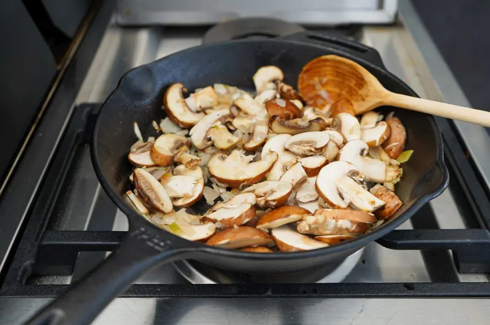 Steak Diane - Filetsteaks mit Cognac-Pilzsauce 3 Die Champignons werden angebraten