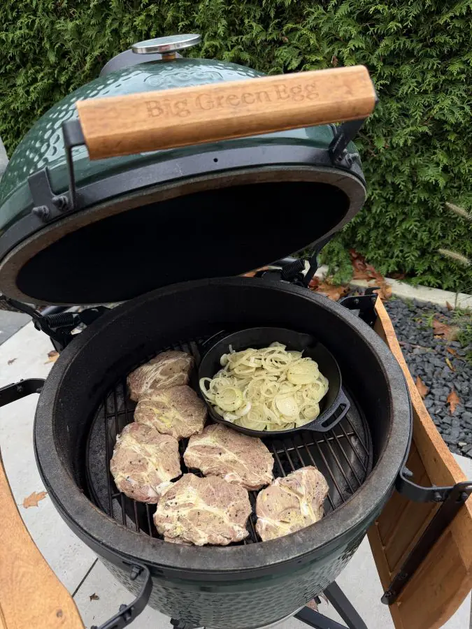Die Thüringer Rostbrätel werden auf dem Big Green Egg Large gegrillt