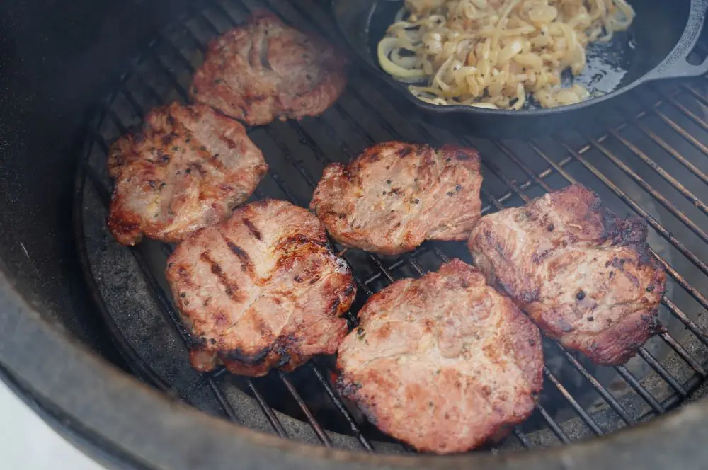 Thüringer Rostbrätel werden über Holzkohle gegrillt