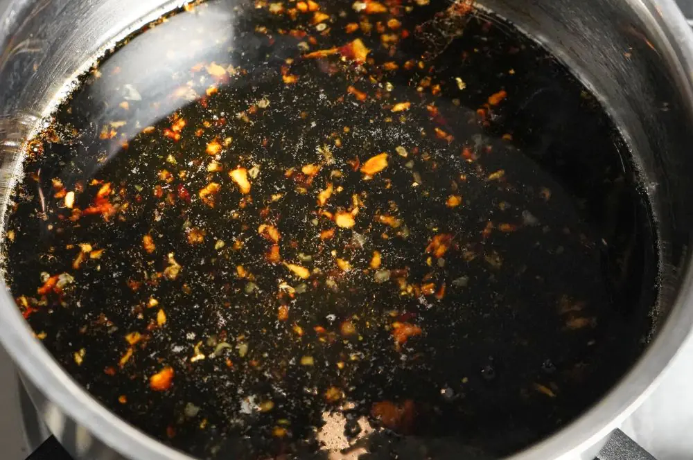 Die Tare-Sauce wird zubereitet