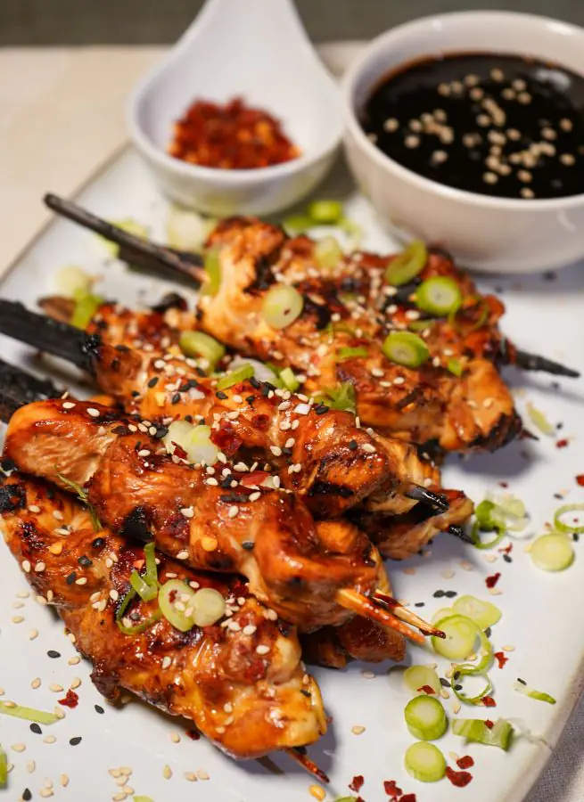Die Yakitori-Spieße werden serviert
