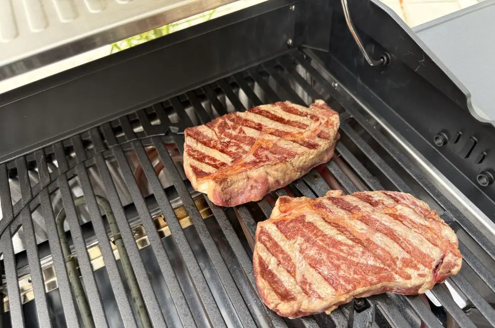 Die ersten Steaks auf dem Enders eFLOW Pro 2 Turbo Elektrogrill