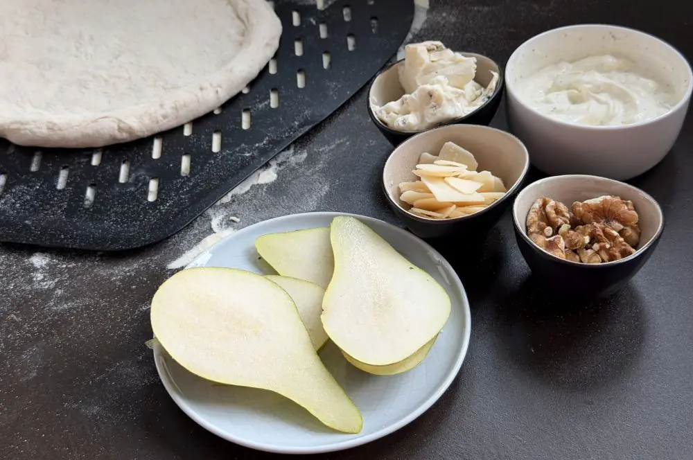 Alle Zutaten für die Pizza Birne-Gorgonzola auf einen Blick