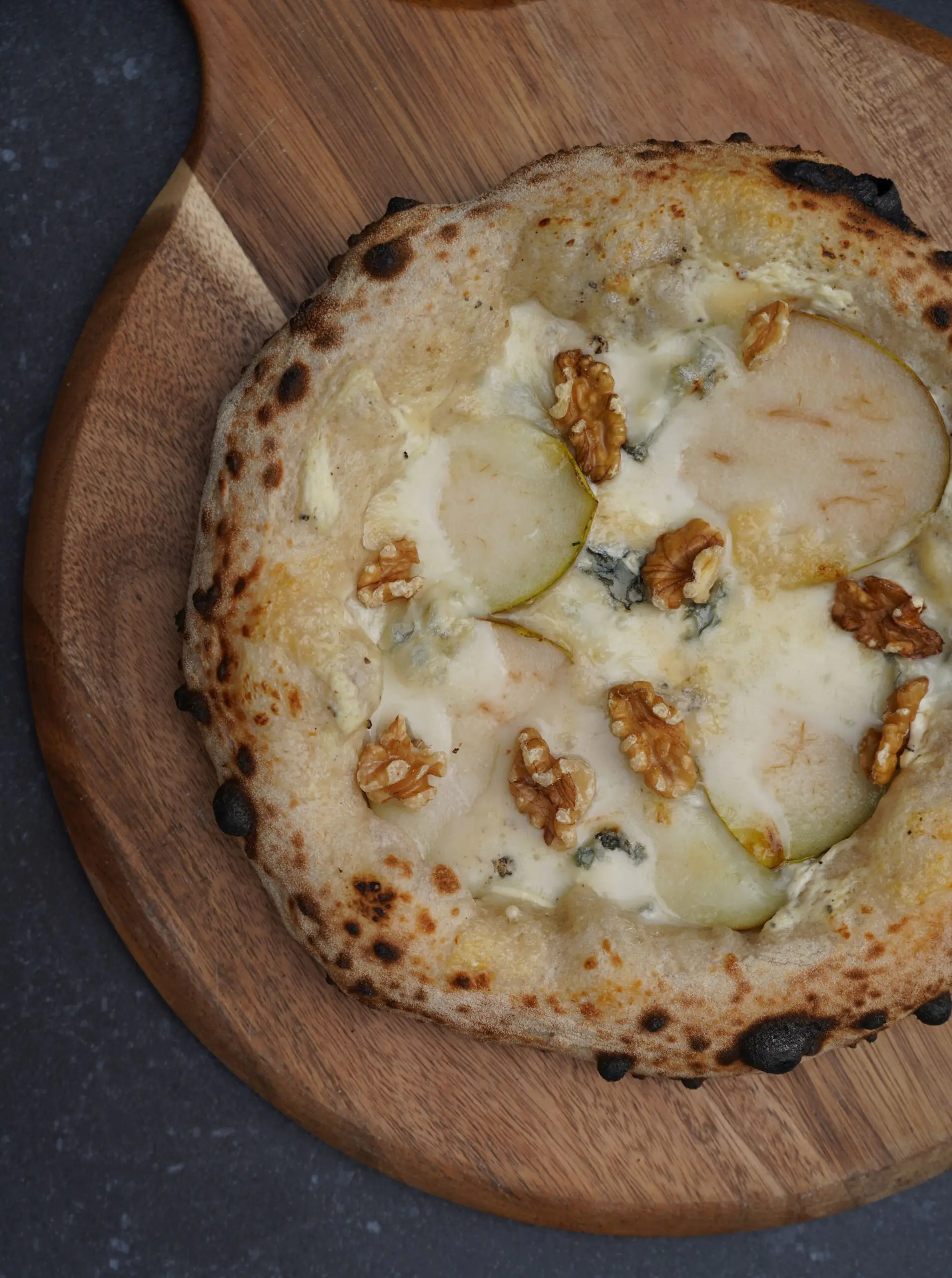 Pizza Birne-Gorgonzola mit Walnüssen
