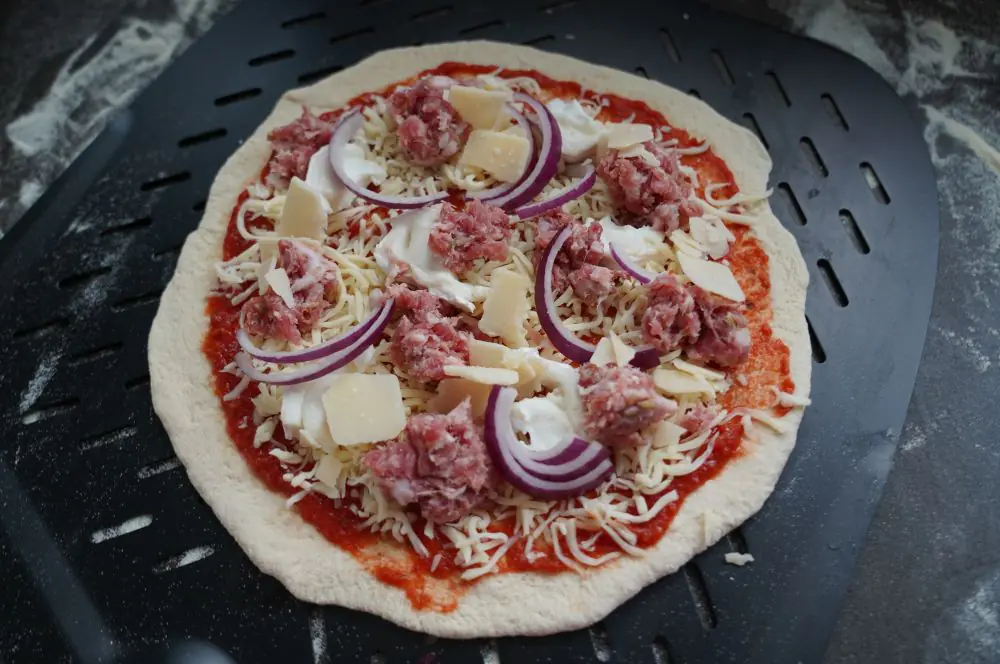 Die Pizza ist fertig belegt