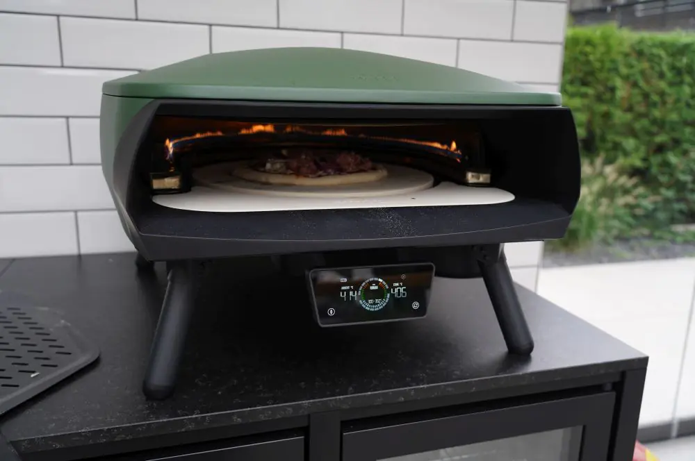 Die Salsiccia-Pizza wird im Witt Etna Rotante Control Pizzaofen gebacken