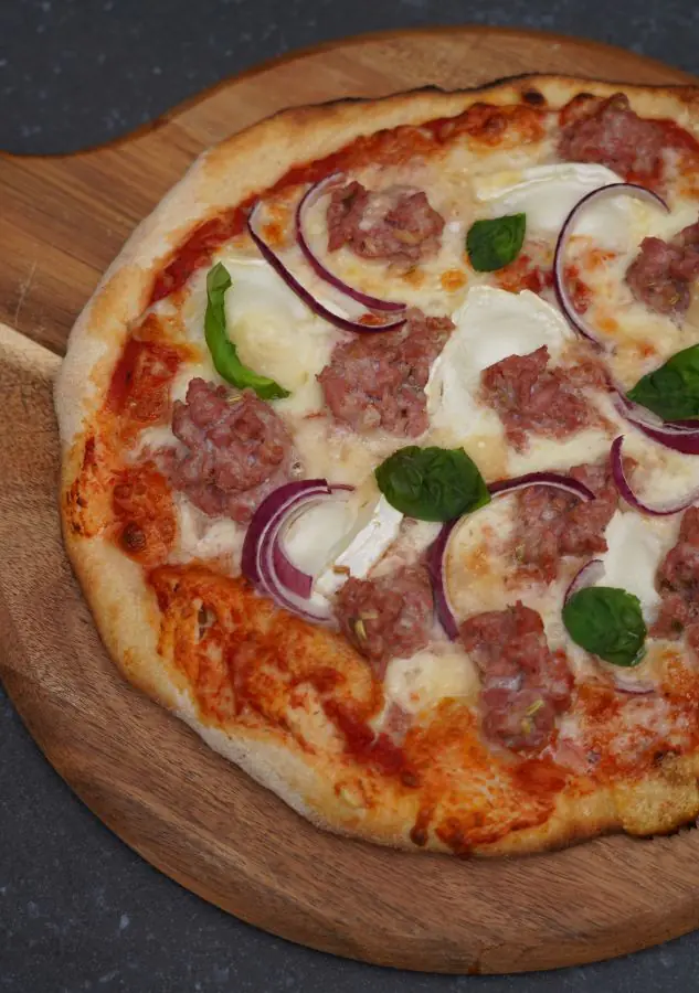 Die fertige Salsiccia-Pizza