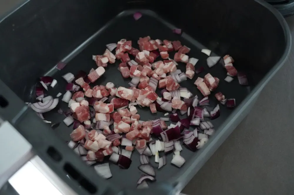 Speck und Zwiebeln werden angeröstet