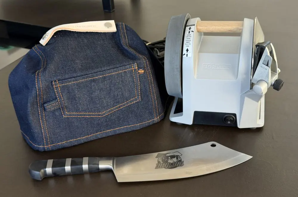 Der Tormek T-1 Messerschärfer mit Denim-Abdeckhaube