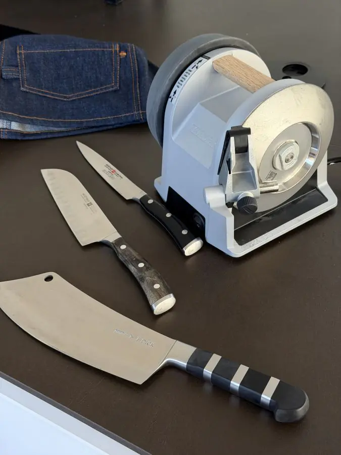 Kleine Filetiermesser und große Kochmesser sind kein Problem für den Tormek T-1