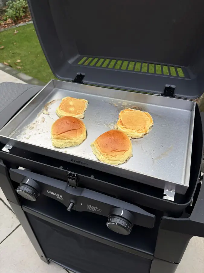 Die Buns werden auf der Plancha angeröstet
