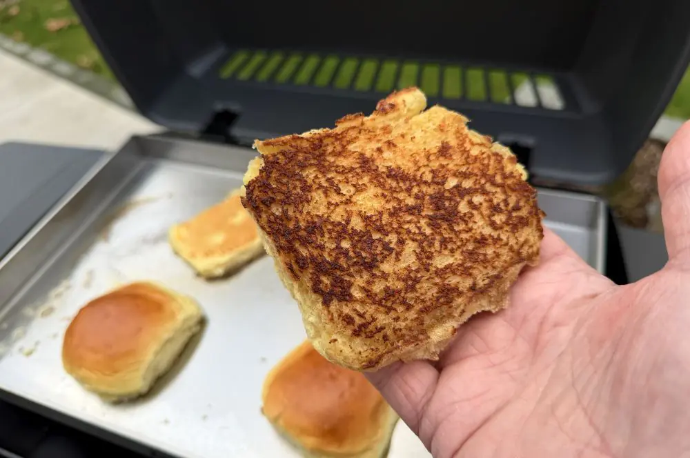Die Potato Buns werden in Butter angeröstet