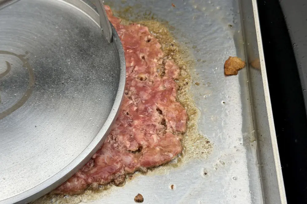 Das Hackfleisch wird sehr dünn gesmasht