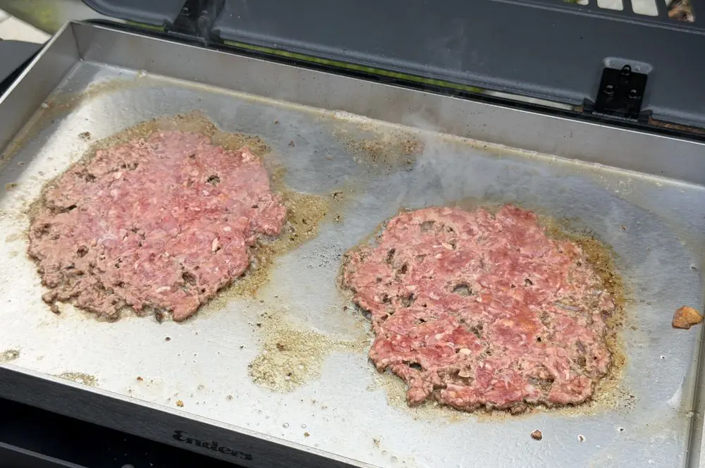 Nach dem Smashen wird das Hackfleisch gesalzen und gepfeffert