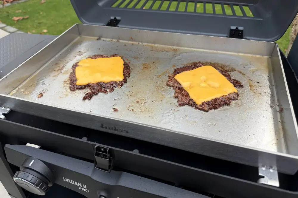 Die Patties werden mit Käse belegt