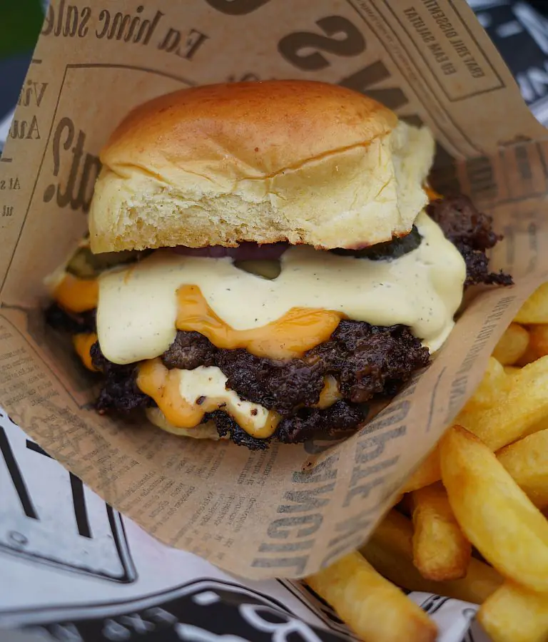Der fertige Béarnaise-Smashburger