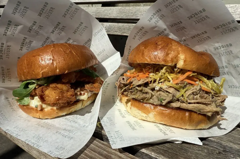 Backhendl-Burger (links) und Tafelspitz-Burger (rechts) bei Brösel und Brioche