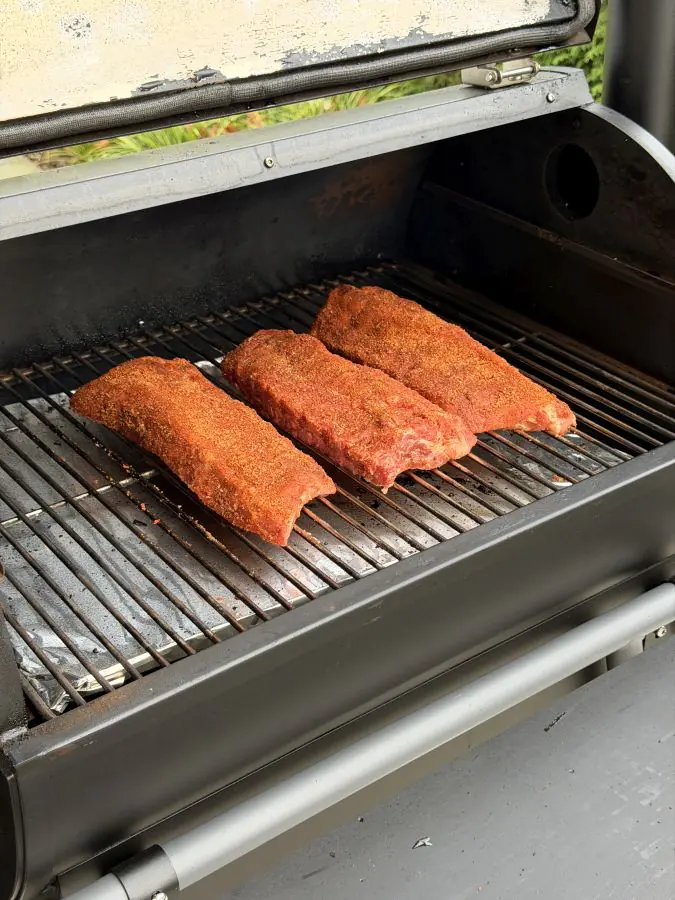 Die Rippchen werden im Moesta-BBQ Sheriff Pelletgrill zubereitet