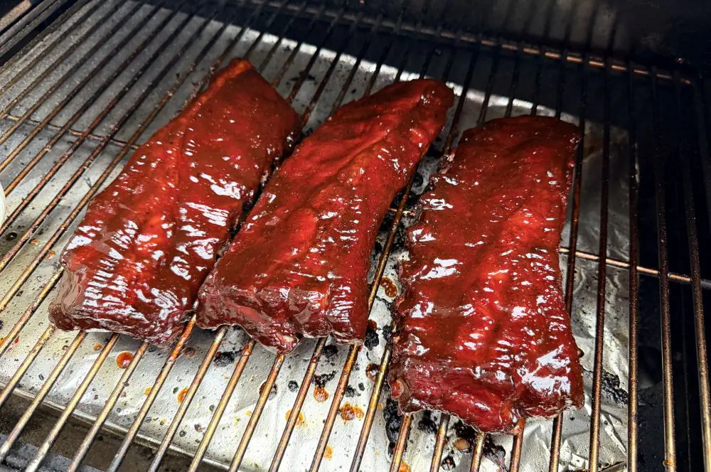 Die Rippchen werden mit BBQ-Sauce glasiert