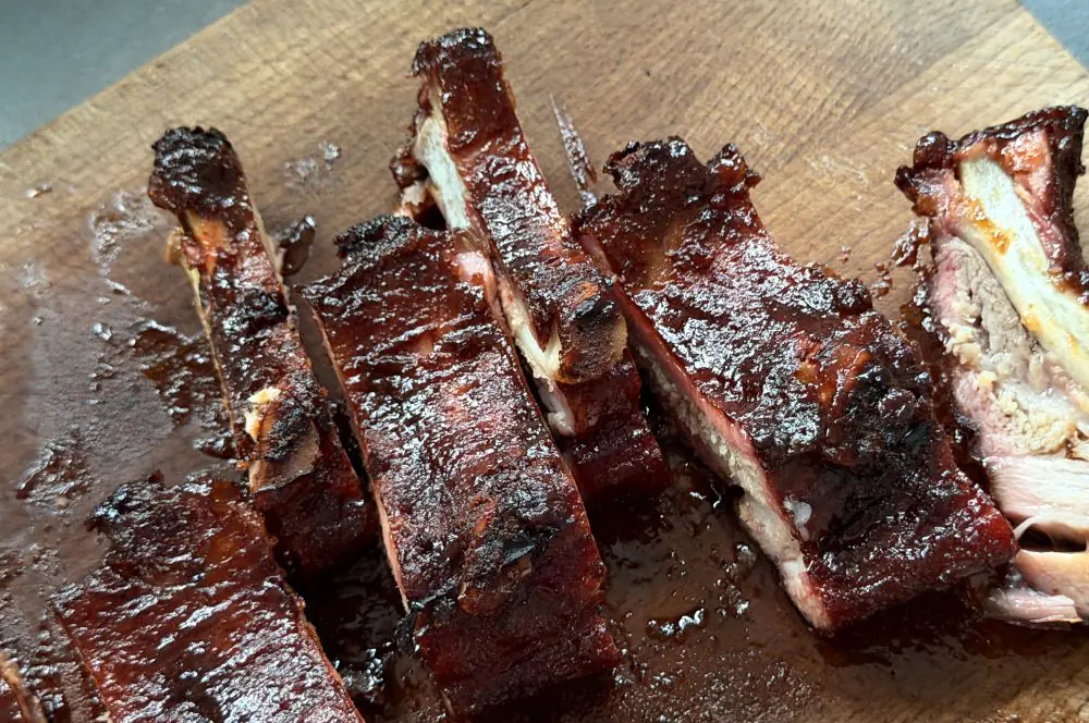 Cadillac Cut Spare Ribs werden zugeschnitten