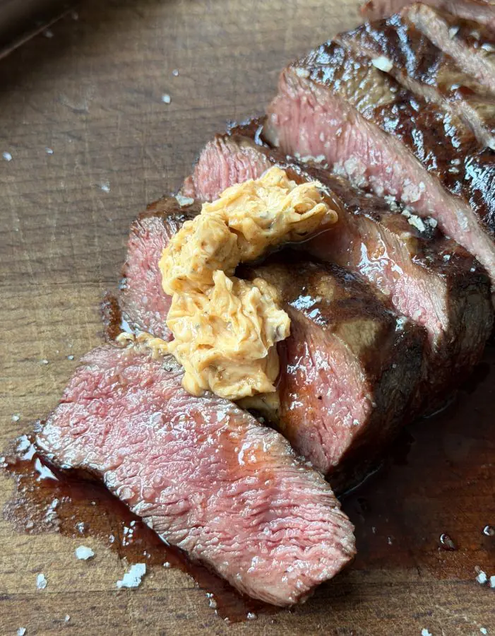 Cajun-Butter auf gegrilltem Steak