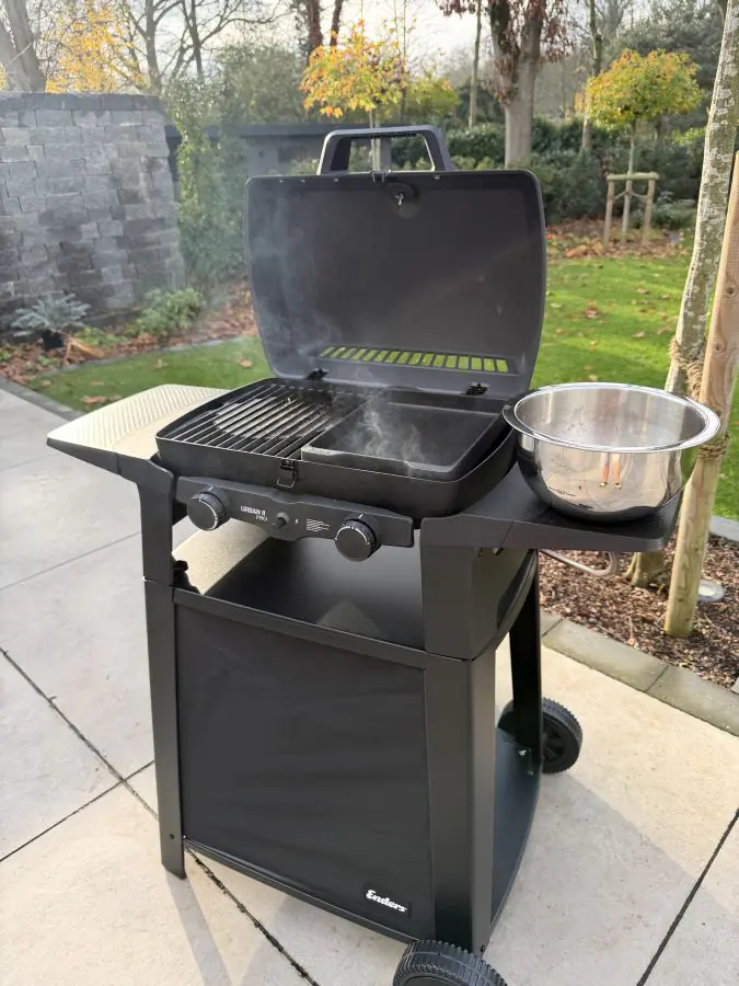 Cajun-Garnelen in würziger Cajun-Butter 3 Die Garnelen werden auf dem Enders Urban II Pro Gasgrill gegrillt
