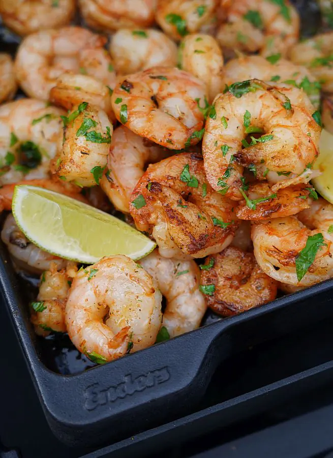 Cajun-Garnelen in würziger Cajun-Butter 5 Die Cajun-Garnelen werden mit Limette und Petersilie serviert