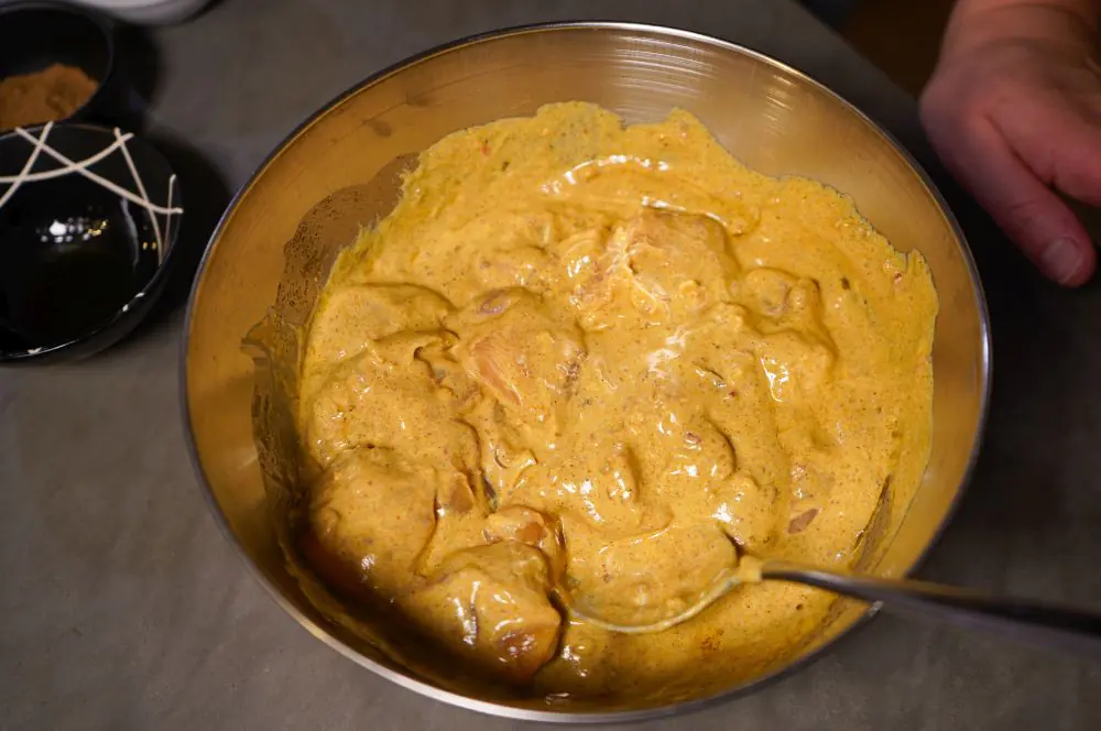 Das Hähnchen wird mariniert