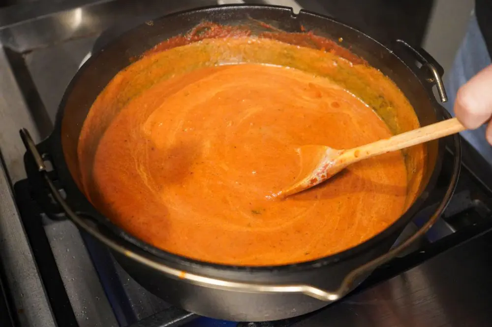 Die Masala-Sauce wird angerührt