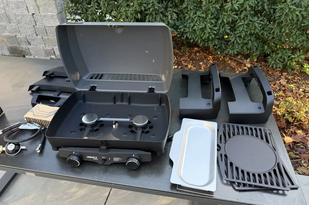 Der Aufbau ist schnell erledigt, da der Grill bereits vormontiert ist