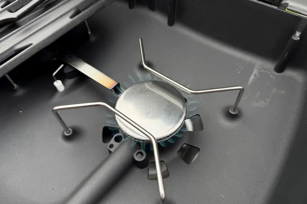 Der Grill wird zum ersten Mal aufgeheizt