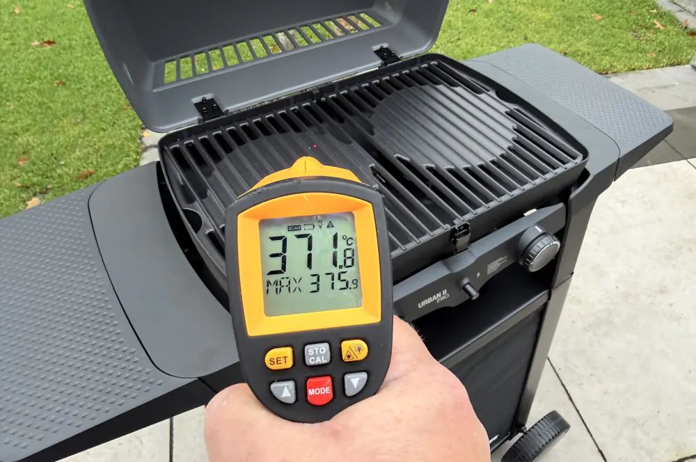 Der Grill wird bis zu 370 °C am Rost heiß