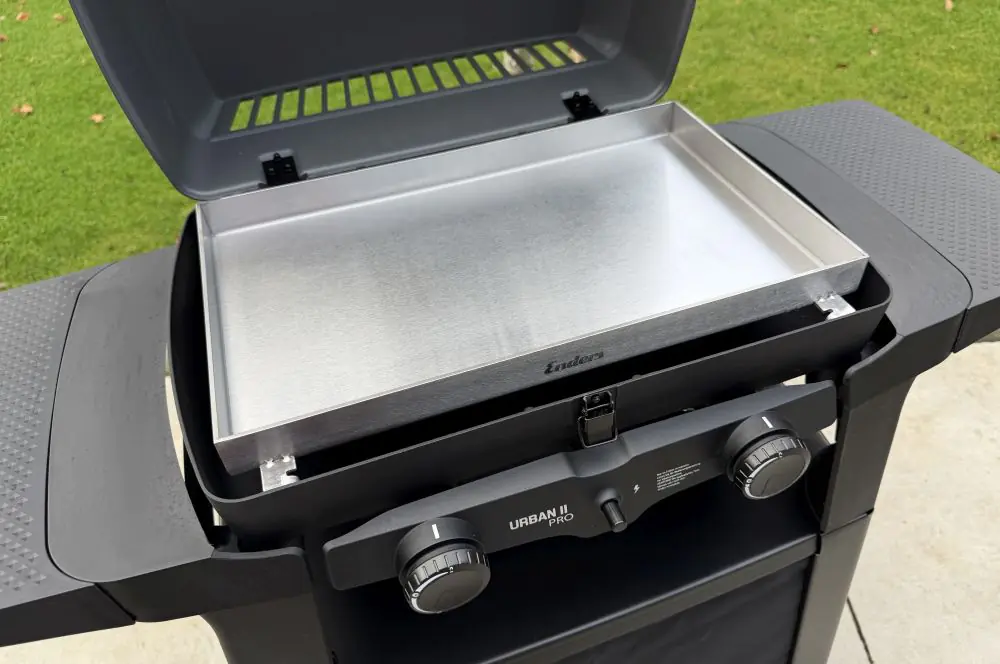 Die vollflächige Grillpfanne macht den Enders Urban II Pro zum Planchagrill