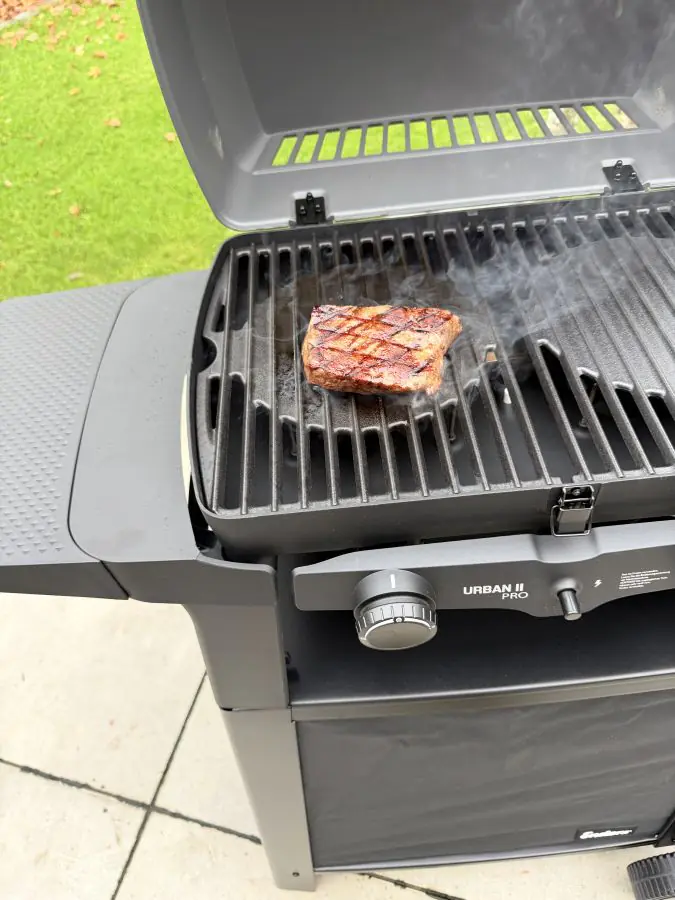 Das erste Steak auf dem Enders Urban II Pro Gasgrill