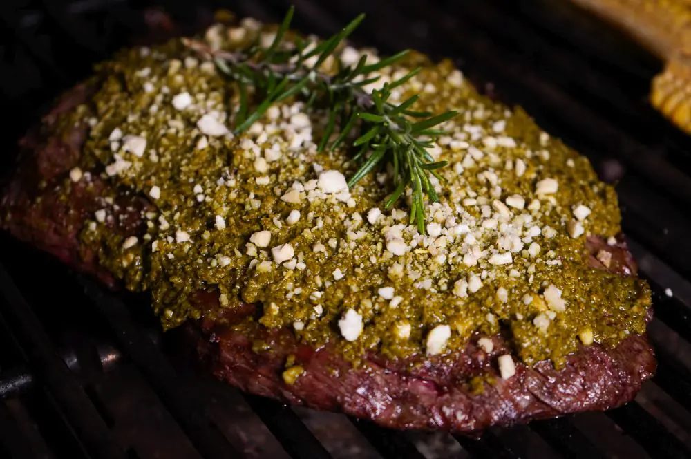 Das Pesto wird auf das Flanksteak aufgetragen